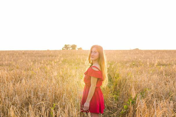 Retrato brilhante de feliz jovem mulher no campo de verão
 - Foto, Imagem