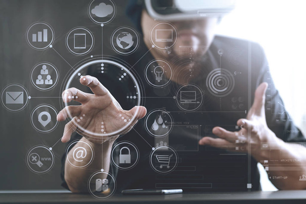 Geschäftsmann trägt Virtual-Reality-Brille in modernem Bürowitz - Foto, Bild