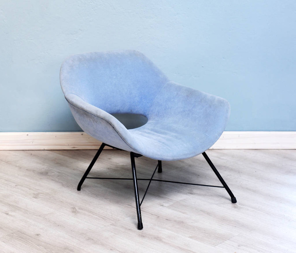 gepolsterter Sessel aus blauem Samt - Foto, Bild