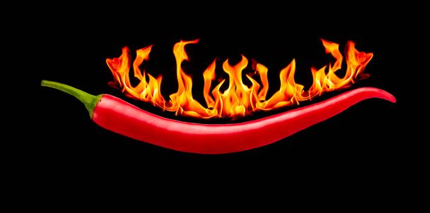 Красный острый перец чили на черном фоне с пламенем - Фото, изображение