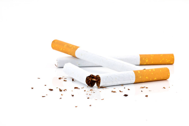 Muchos cigarrillos aislados en blanco  - Foto, Imagen
