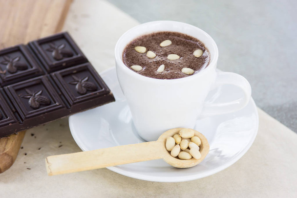 Chocolate caliente con piñones
 - Foto, imagen