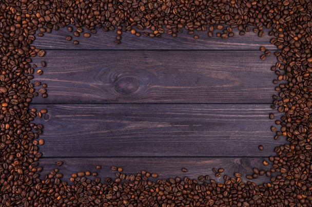 Кадр кофейных зерен на темном деревянном фоне. Вид сверху с пространством для копирования
 - Фото, изображение