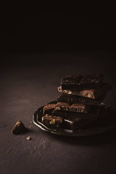 Zerbrochene Schokoladenstücke - Foto, Bild