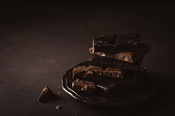 Połamane kawałki czekolady - Zdjęcie, obraz