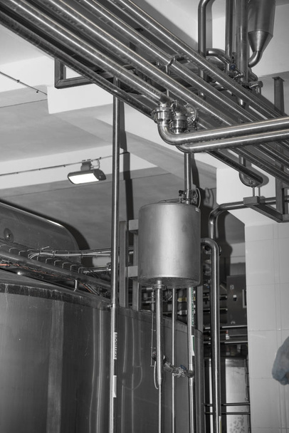 Ausrüstung auf der Fabrikmilch (schwarz-weiß)) - Foto, Bild