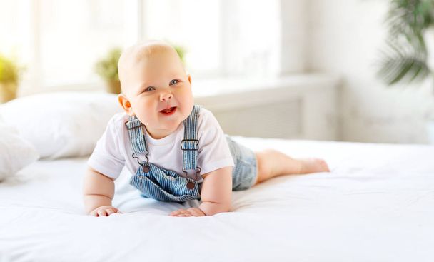 Yatakta mutlu bebek toddler - Fotoğraf, Görsel