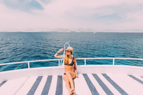 Attractive fille se détendre sur un yacht le jour de l'été
 - Photo, image