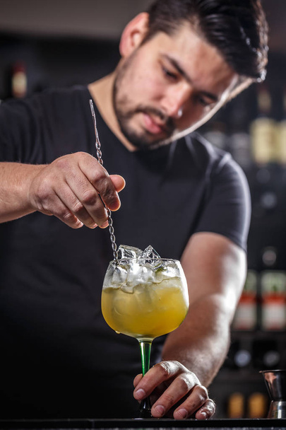 Bartender is stirring cocktail - Fotoğraf, Görsel