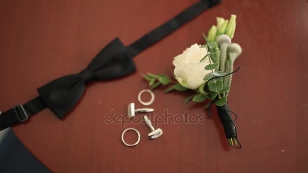 Svatební doplňky ženicha. Luk na kravaty, manžetové knoflíčky, boutonniere, - Záběry, video