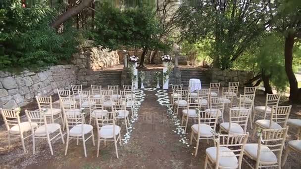 Besuch der Hochzeitszeremonie im Wald. Villa milocer in mon - Filmmaterial, Video