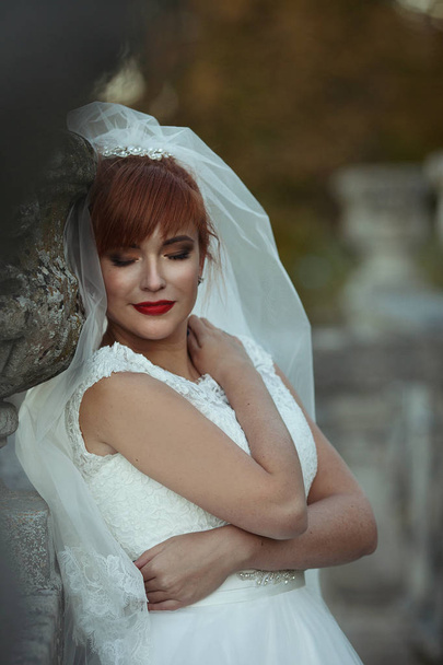 The charming bride stands on the balcony - Fotografie, Obrázek