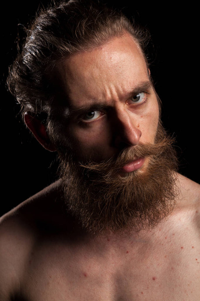 Портрет татуйованого бородатого хіпстера на чорному тлі
 - Фото, зображення