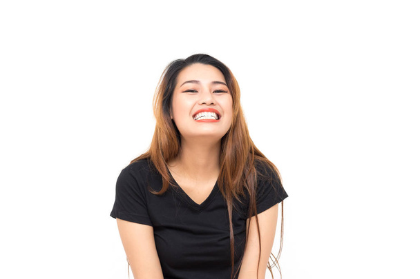 Mulher asiática em t-shirt preta
 - Foto, Imagem