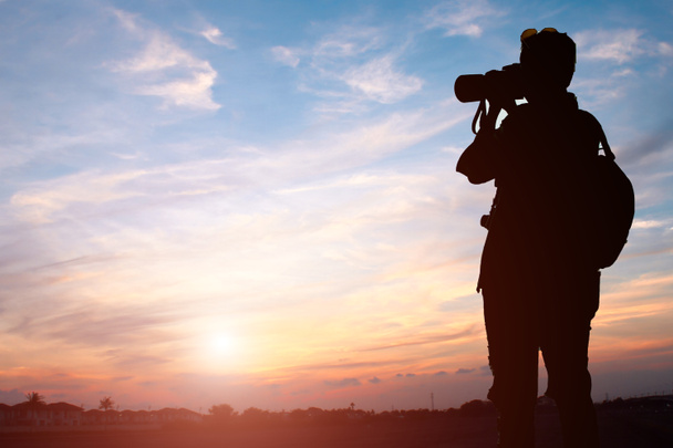 Fotograf schießt Himmel bei Sonnenuntergang - Foto, Bild