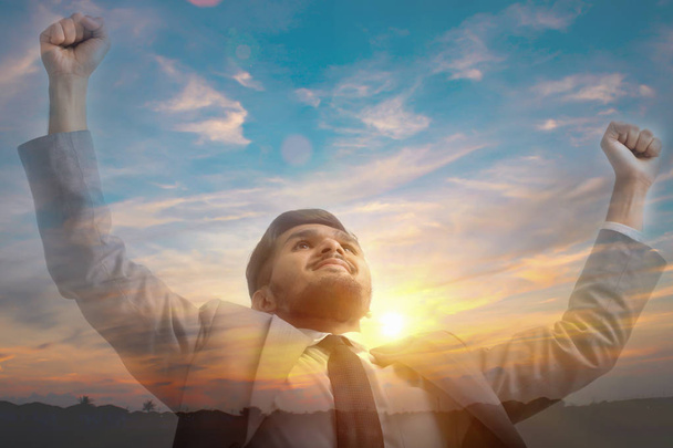 Двойное разоблачение бизнесмена с некоторой историей успеха и солнца
 - Фото, изображение