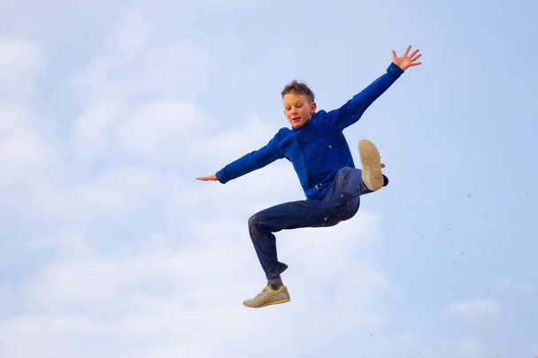 Nastolatek, skoki na tle nieba. Parkour - Zdjęcie, obraz