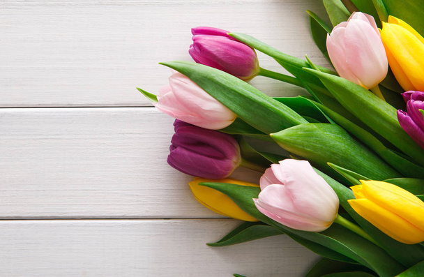 Kytice světlé tulipány na bílé pozadí, kopírování prostor - Fotografie, Obrázek