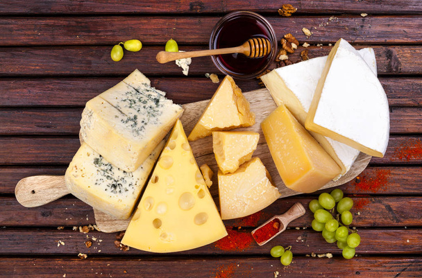 Tavola di formaggio. Vari tipi di formaggio. Vista dall'alto
 - Foto, immagini