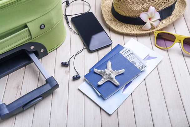 Maleta y pasaporte y sombrero y gafas de sol
. - Foto, Imagen