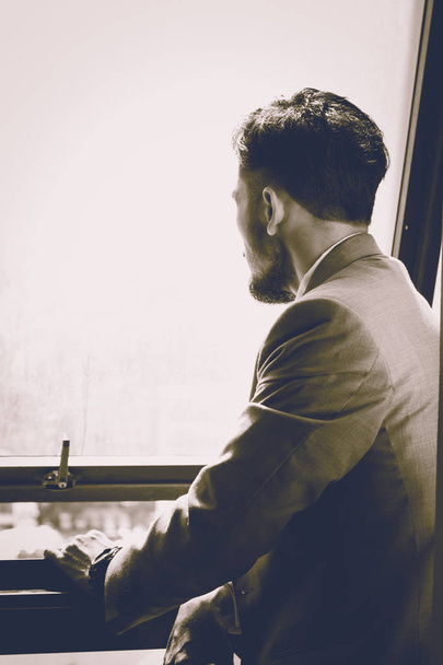 Homme d'affaires stressé debout près de la fenêtre
. - Photo, image
