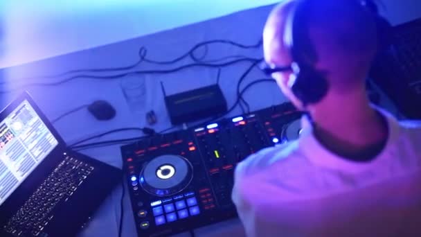 DJ gra muzykę w klubie. Sprzęt muzyczny, DJ. Strona - Materiał filmowy, wideo