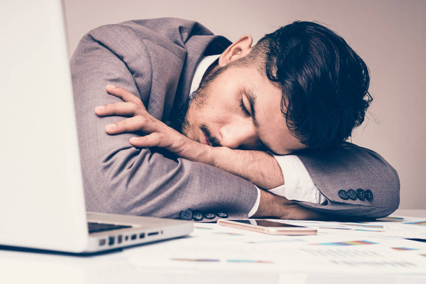 Un homme d'affaires dort sur le bureau
 - Photo, image