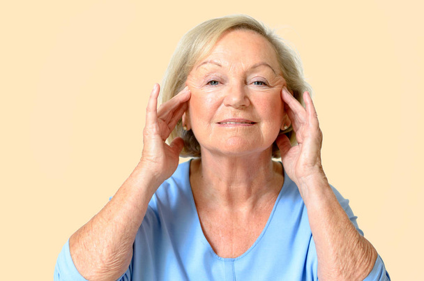 Mujer mayor mostrando su rostro, efecto del envejecimiento
 - Foto, Imagen
