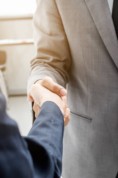 Two business people handshake. - Foto, afbeelding