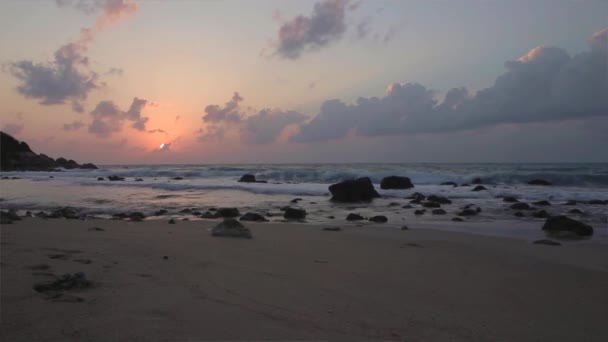 Wschód słońca na plaży - Materiał filmowy, wideo