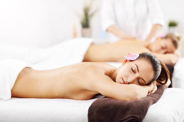vrouwen krijgen van massage in de spa - Foto, afbeelding
