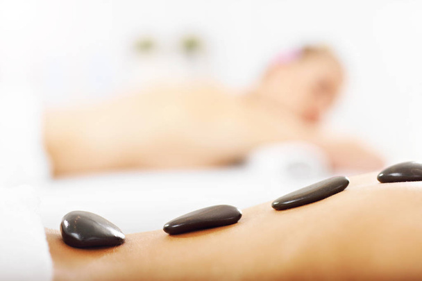 mujeres recibiendo masaje en spa
 - Foto, Imagen
