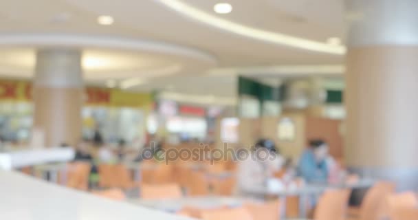 Desfocado fundo desfocado de salão de praça de alimentação pública mostrando pessoas comendo e andando, conceito de área comercial de negócios
. - Filmagem, Vídeo