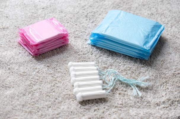Menstruációs tamponok elszigetelt fürdőlepedő - Fotó, kép