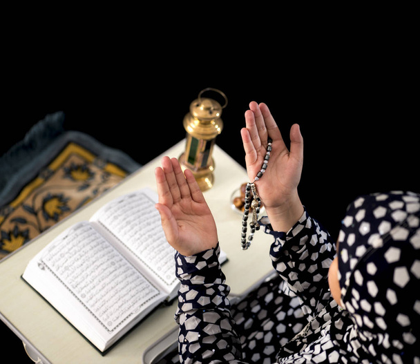 Muslimská dívka modlí - Fotografie, Obrázek