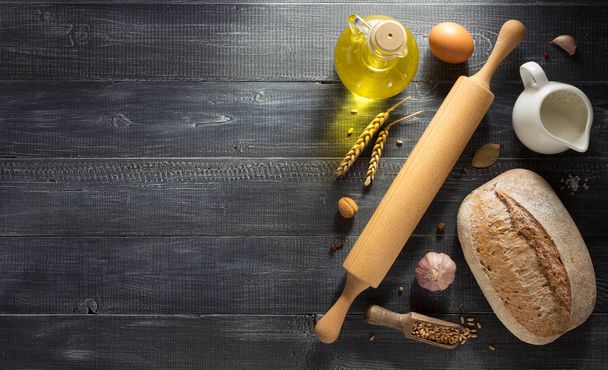 bread and bakery products on wood  - Фото, зображення