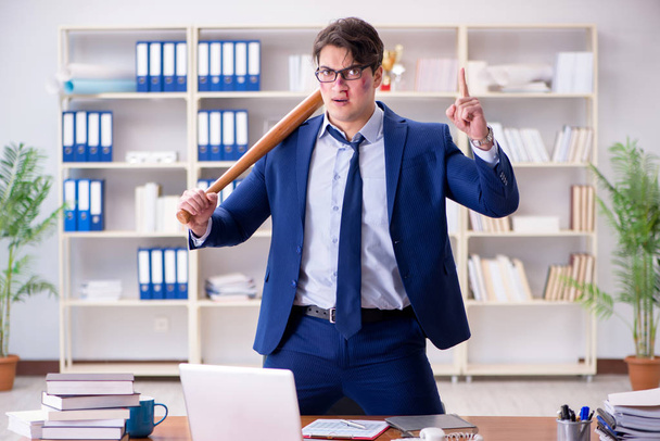 Злой агрессивный бизнесмен в офисе - Фото, изображение