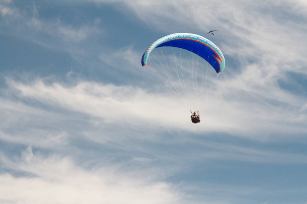 ein Gleitschirm am Himmel während eines Fluges, umgeben von Wolken - Foto, Bild