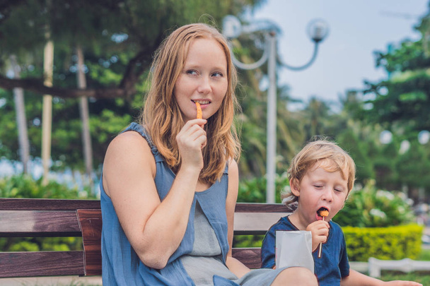 Mom and son eat fried potatoes - 写真・画像