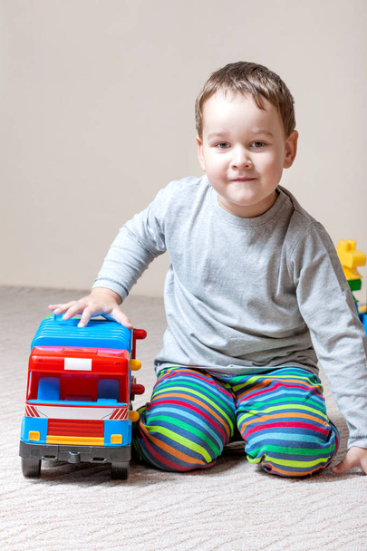 Jouer petit garçon avec des cubes colorés
 - Photo, image