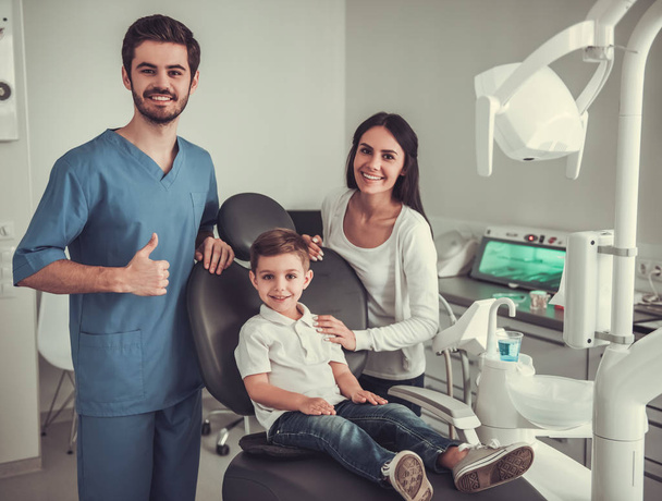 Little boy at the dentist - Foto, afbeelding