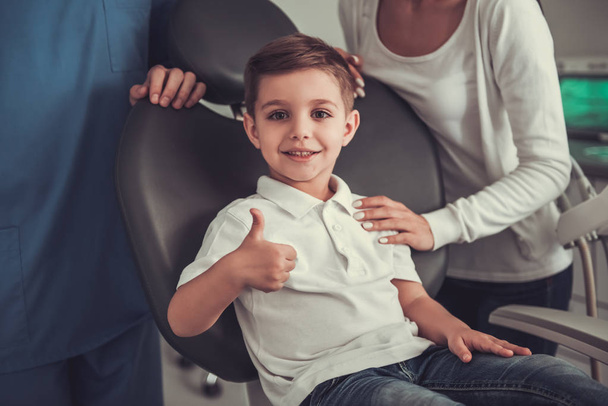 Маленький хлопчик у стоматолога
 - Фото, зображення