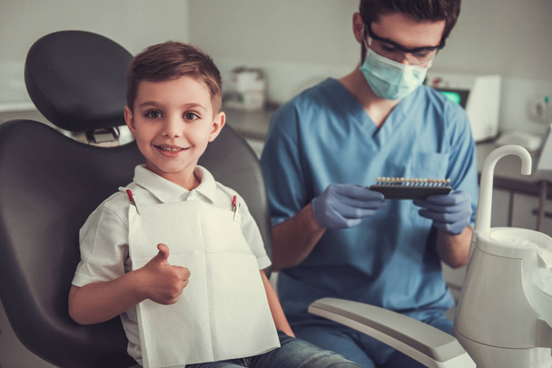 Niño pequeño en el dentista
 - Foto, Imagen
