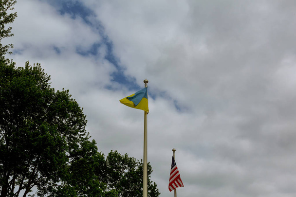 drapeaux des États-Unis et de l'Ukraine contre un ciel bleu vif
 - Photo, image