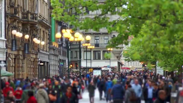 Multitud anónima de personas caminando por la calle
 - Metraje, vídeo