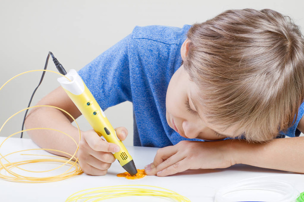 Enfant avec stylo 3d. Concept créatif, technologique, récréatif, éducatif
 - Photo, image