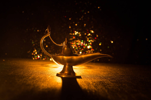 Antique Aladdin arabian nuits lampe à huile de style génie avec fumée blanche douce lumière, fond foncé. Lampe de voeux concept. tonique
 - Photo, image