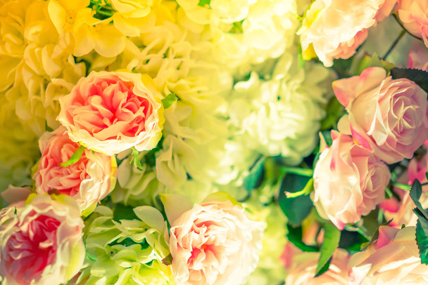 Όμορφα λουλούδια για τον Άγιο Βαλεντίνο και τη σκηνή του γάμου (φιλτραρισμένη εικόνα επεξεργασμένο vintage αποτέλεσμα. ) - Φωτογραφία, εικόνα