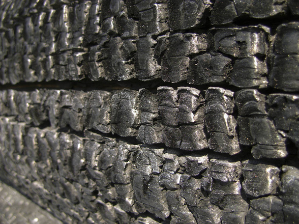 natürliche Holzkohle isoliert auf weiße, Hartholzkohle. Details auf der Oberfläche der Holzkohle. schwarze Kohle Textur Hintergrund - Foto, Bild