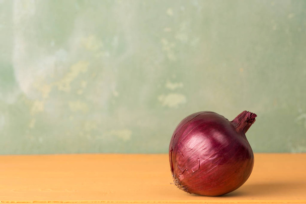 onion on wooden  table - Foto, immagini